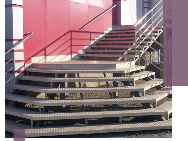 Лестницы для магазина в Черногорске — изготовление и монтаж