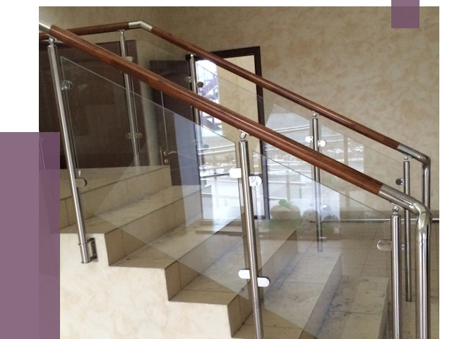 Комбинированные перила из металла и дерева в Черногорске